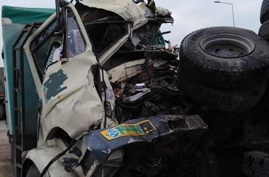 البويرة: اصطدام شاحنتين بالطريق السيار