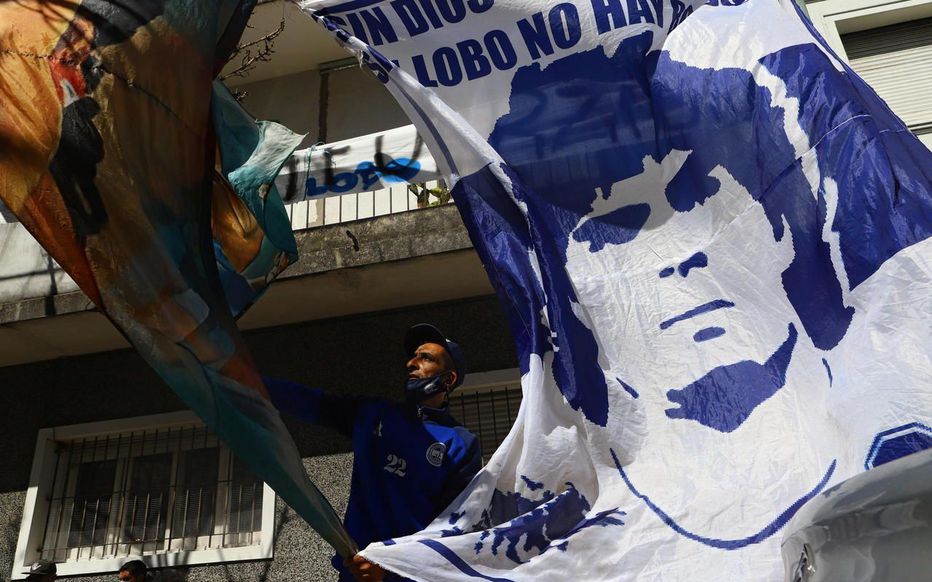 مارادونا يخضع لعملية جراحية في الدماغ