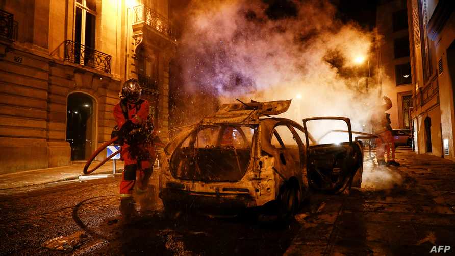 باريس: إصابة 16 شرطيا وتحطيم 15 سيارة في أعمال شغب