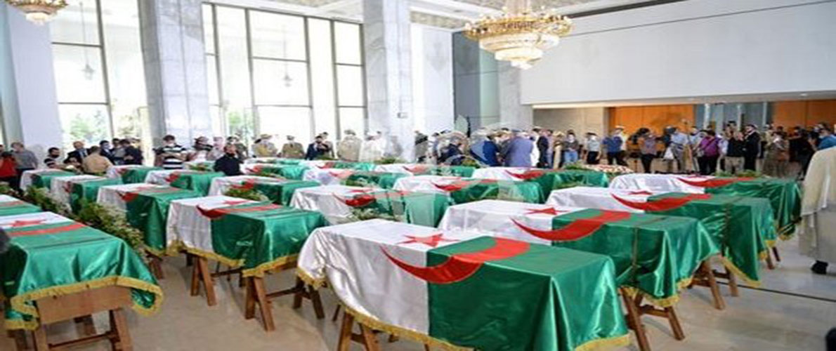 الجزائريون يلقون النظرة الأخيرة على الشهداء 