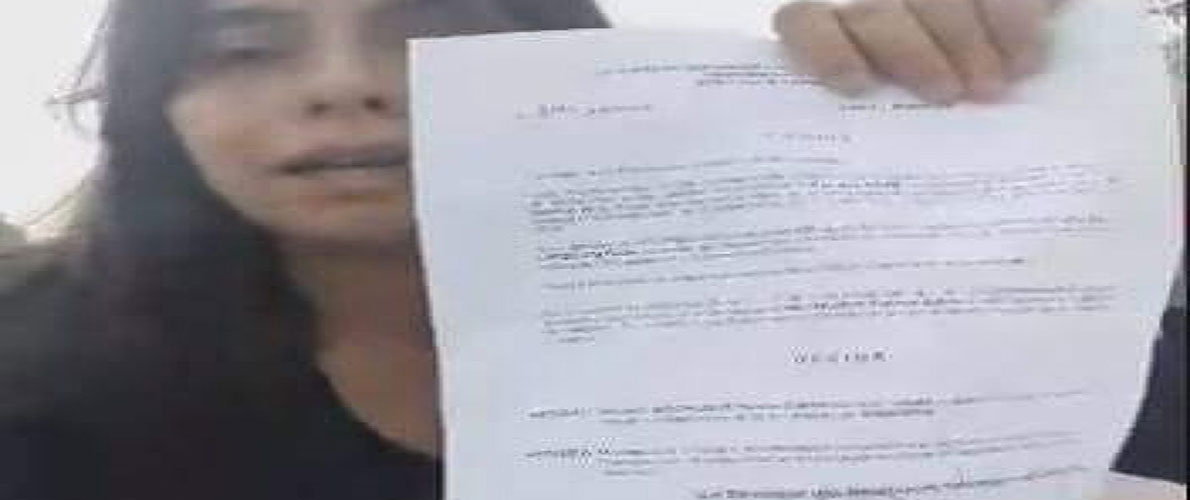 موظفة المطار المفصولة تستعيد منصبها 