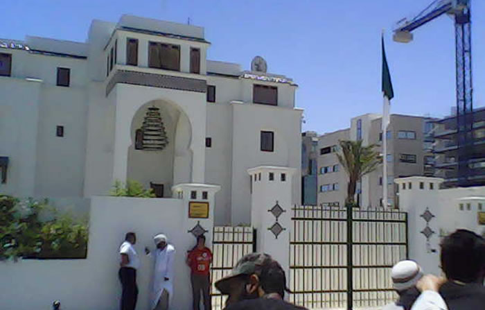 الجالية الجزائرية في تونس وعالقين يحتجون للمطالبة بفتح الحدود